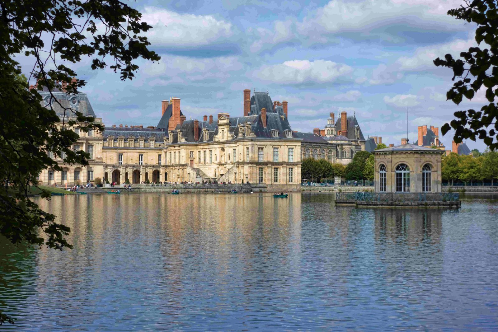 Vue sur le Château de Fontainebleau depuis le plan d'eau
