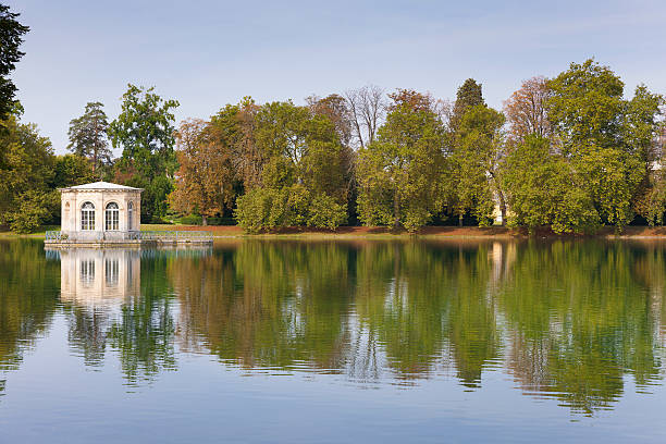 Fontainebleau, parc du château en automne, avec lac et petite fabrique au bord de l'eau