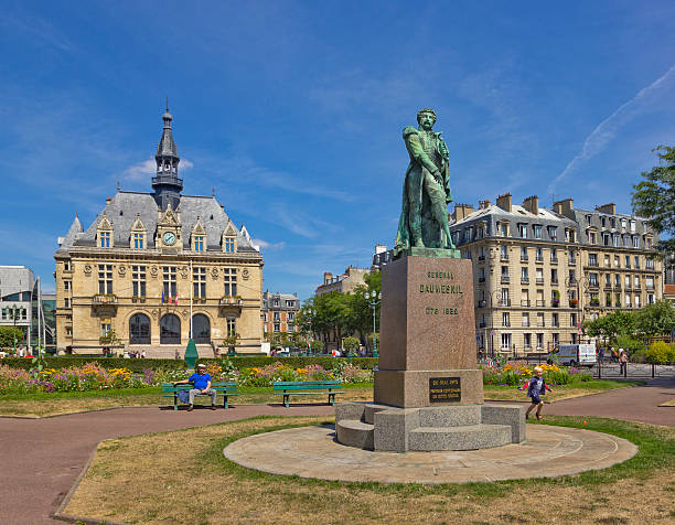 Vincennes, le cours Marigny et la statue du général Daumesnil